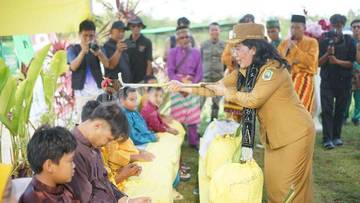 Wabup Sanggau Tutup Festival Mandi Daun di Sekayam