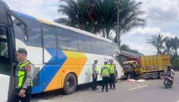 Tabrakan Beruntun Damri-Truk di Tayan Hilir, 1 Tewas