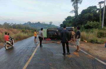 Truk Tangki CPO Terguling di Tayan Hilir