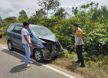 Hindari Lubang, Kendaraan Bertabrakan di Batang Tarang