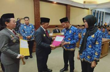 Bupati Sanggau Serahkan 117 SK PPPK Paruh Waktu 