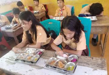 SDN 13 Pesing-Sekayam Terima MBG Perdana