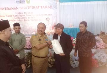 Bupati Sanggau Serahkan Sertifikat PTSL di Sekayam