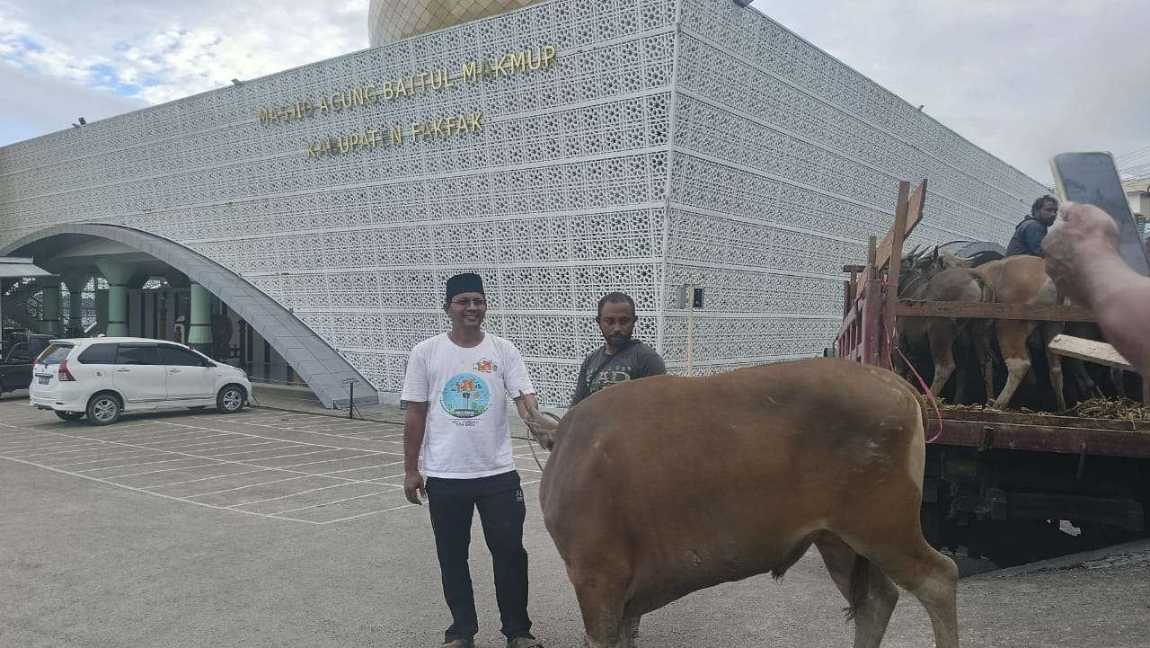 Lima Ekor Sapi Siap Disembelih di Masjid Agung