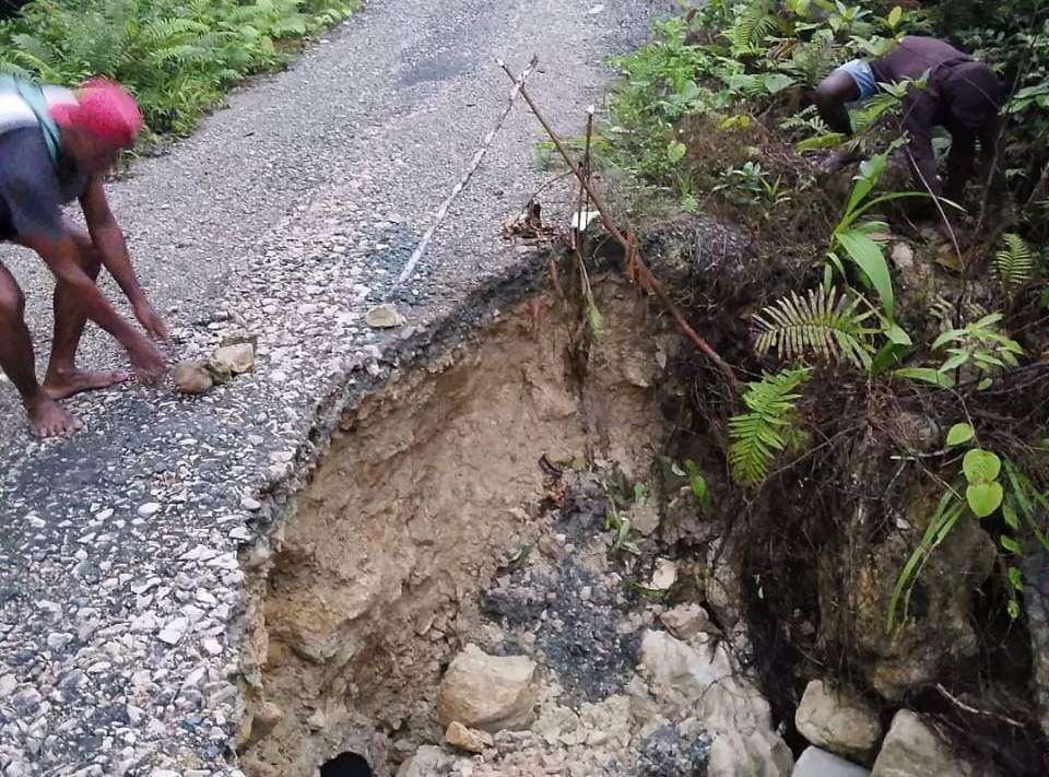 Jalan Raya Sipatnanam-Kamandutetar Rusak Parah Diterjang Longsor