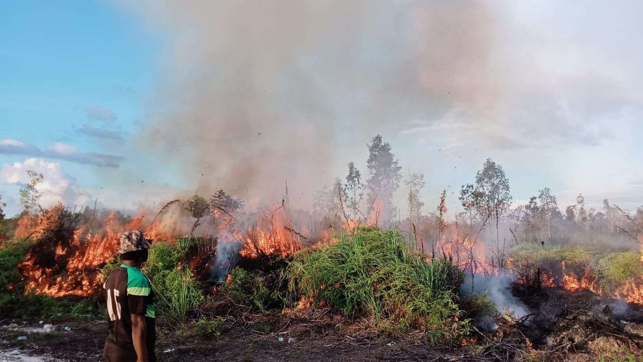 Polsek Bomberay Sigap Padamkan Kebakaran Hutan dan Lahan