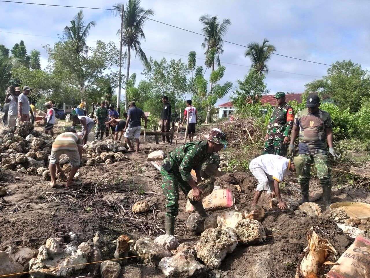 Babinsa Karas Gelar Karya Bakti Bangun Pondasi Rumah