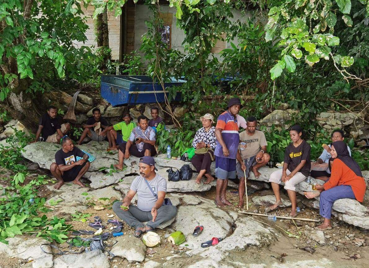 Legislator Fakfak Nikmati Kebersamaan Usai Penanaman Mangrove