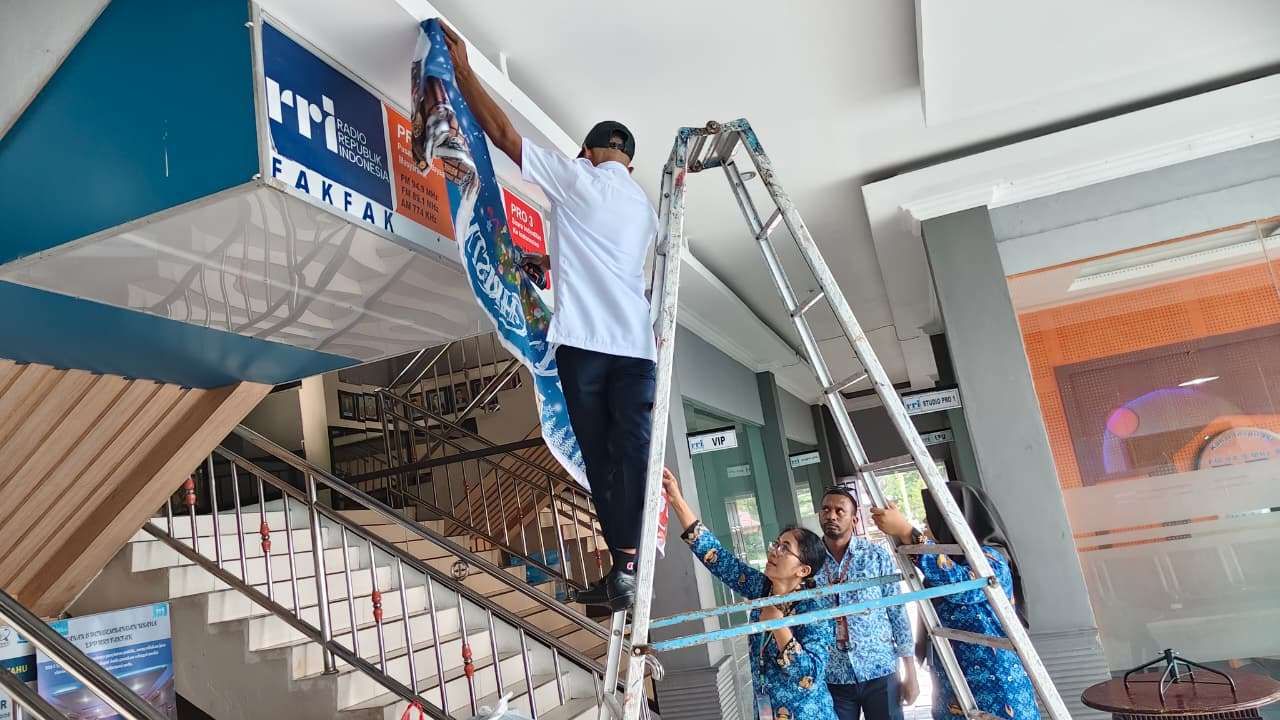 LPP RRI Fakfak Percantik Lobi Sambut Natal 2025