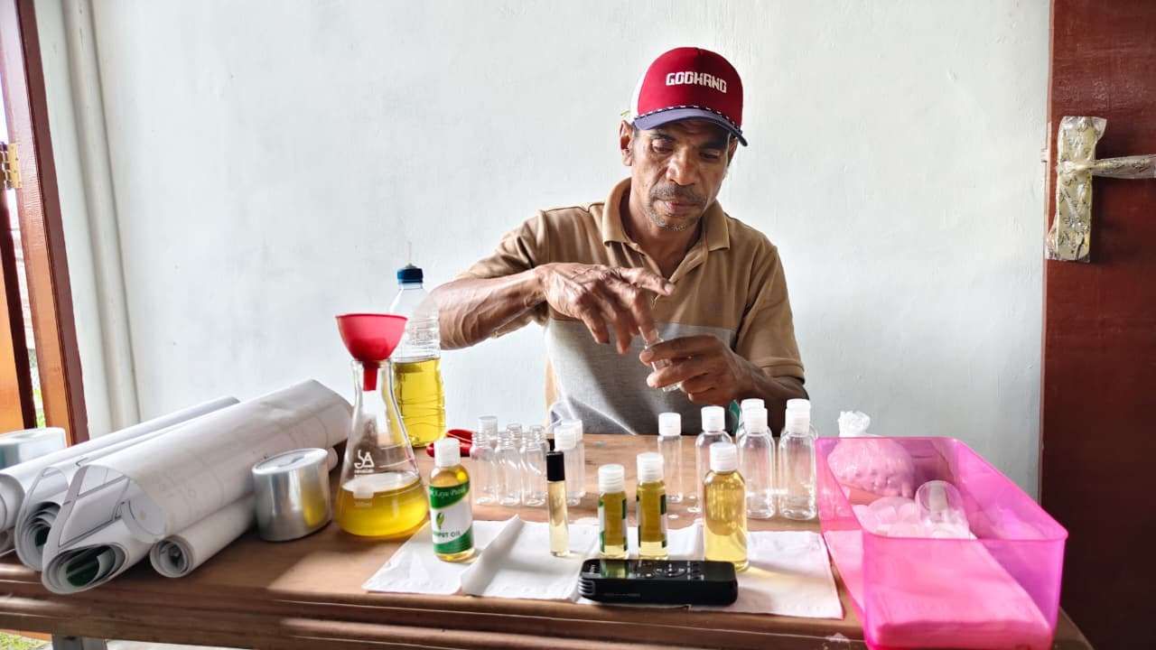 Pengemasan Minyak Kayu Putih Jaga Kualitas Produk