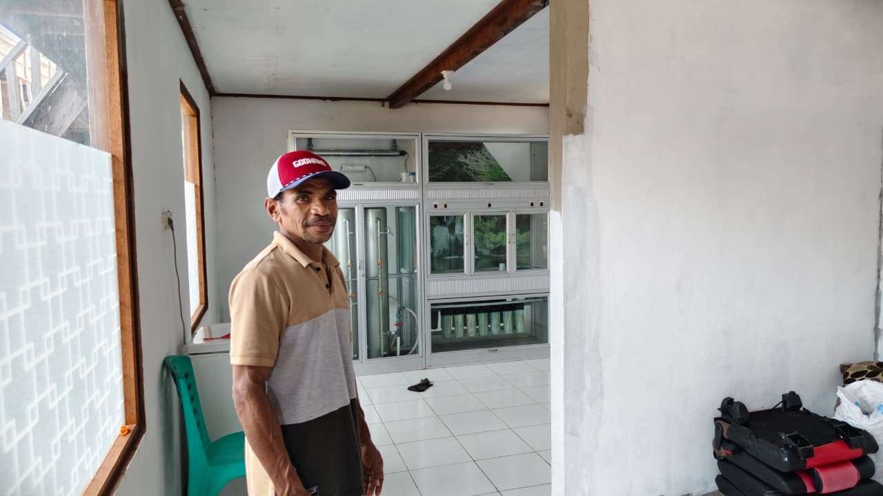Pengusaha Muda Papua Kembangkan Usaha Air Isi Ulang