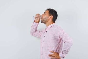 Perlu Ketahui Minum Air Saat Berdiri Berdampak Pada Kesehatan