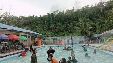 Libur Panjang, Wisata Kolam Renang Fakfak Dipadati
