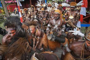 Mengenal Budaya Suku Asli Papua Barat Sambil Berwisata