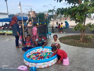Wahana Bermain di Taman Fakfak Diserbu Pengunjung