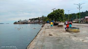 Warga Santai dan Mandi di Pantai Reklamasi Fakfak