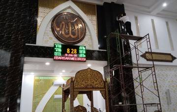 Masjid Agung Fakfak Benahi Interior Jelang Idul Adha