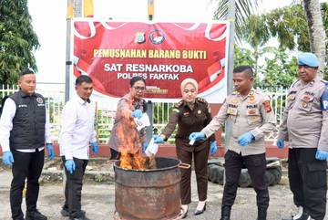 Polres Fakfak Musnahkan Dua Paket Ganja
