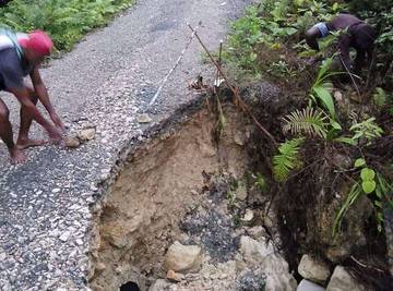 Jalan Raya Sipatnanam-Kamandutetar Rusak Parah Diterjang Longsor