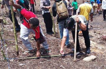 Polres Fakfak Bersama Alumni Dikmaba 2002 Tanam Jagung