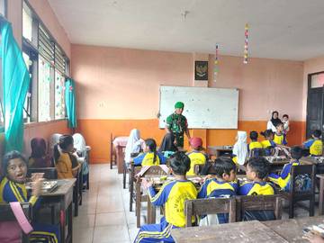 Babinsa Fakfak Dampingi Program Makan Bergizi Gratis Sekolah