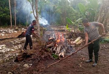 Polsek Kokas Bersama Warga Bersihkan Lahan Pertanian
