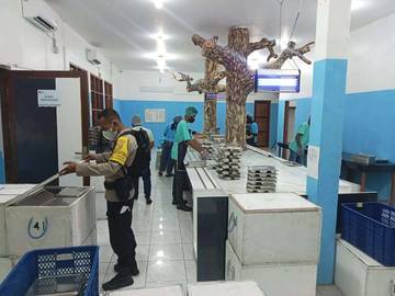 Bhabinkamtibmas Dampingi Distribusi Makanan Bergizi Gratis Fakfak