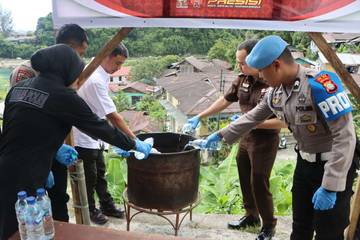 Polres Fakfak Kembali Musnahkan Puluhan Botol Sopi Ilegal