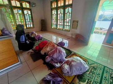 Mahasiswa KKDN UIN Walisongo Bimbing Anak Sholat