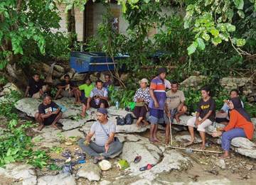 Legislator Fakfak Nikmati Kebersamaan Usai Penanaman Mangrove