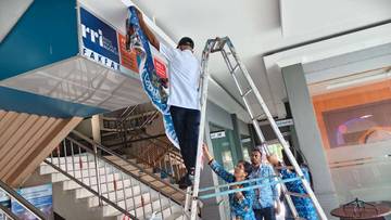 LPP RRI Fakfak Percantik Lobi Sambut Natal 2025
