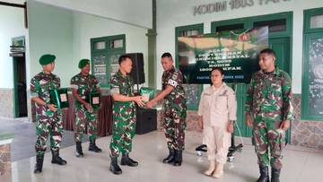 Dandim Fakfak Serahkan Bingkisan Natal Anggota Kodim