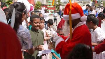 Santa Claus Semarakkan Sukacita Natal Anak Fakfak