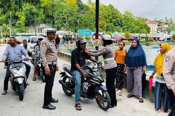 Satlantas Fakfak Bagi Helm Gratis Operasi Lilin Mansinam