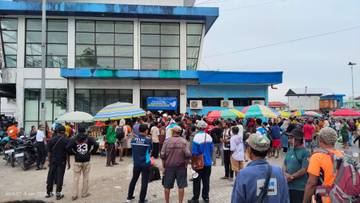 Pelabuhan Fakfak Dipadati Penumpang Jelang Keberangkatan KM Labobar