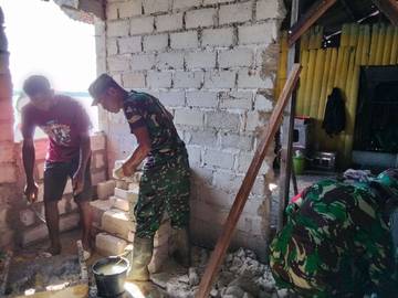 Babinsa Karas Laksanakan Karya Bakti Rehabilitasi Rumah