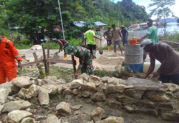 Babinsa Kokas Gotong Royong Bangun Kantor Kampung