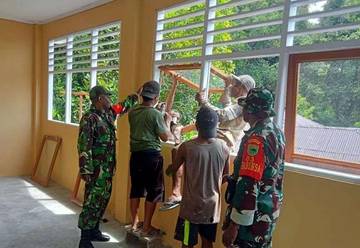 Babinsa Fakfak Timur Bantu Perbaikan Sekolah Kampung