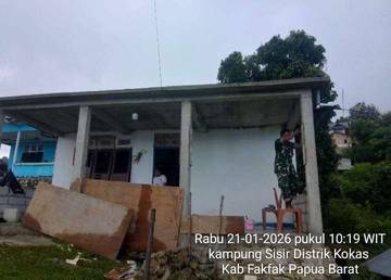Wujud Bakti TNI, Babinsa Kokas, Bantu Memasang Keramik