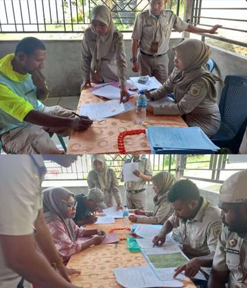 Warga Distrik Pariwari Terima Sertipikat Elektronik Program PTSL