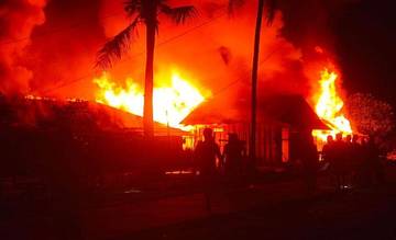 Kebakaran Hanguskan Belasan Rumah Warga Kampung Malakuli