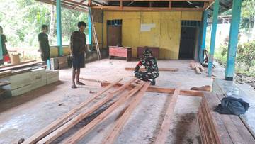 TNI dan Warga Gotong Royong Perbaiki Balai Kampung