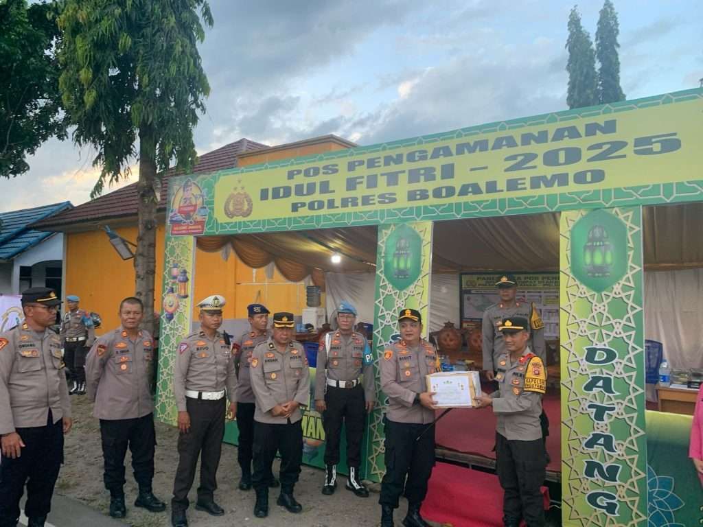 Kapolres Boalemo Cek Pos PAM dan Bagikan Bingkisan dalam Operasi Ketupat 