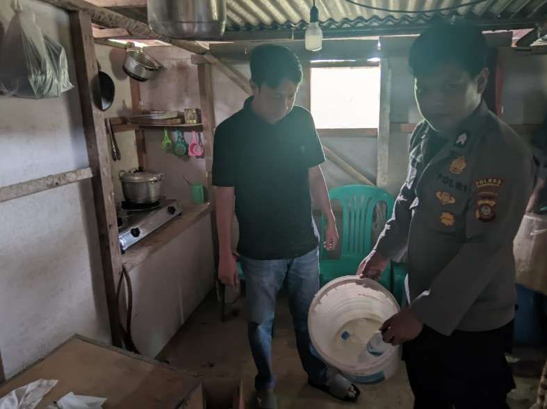 Polsek Pulubala Amankan Puluhan Botol Miras Jenis Cap Tikus  