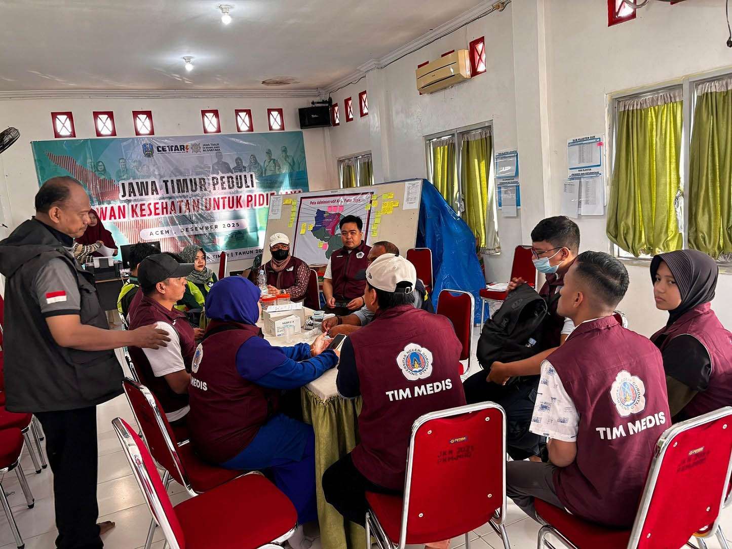 Tim Relawan Medis UNG Salurkan Bantuan Korban Banjir  
