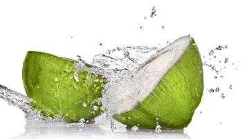 Minum Air Kelapa Bisa Mengeluarkan Racun dalam Tubuh?