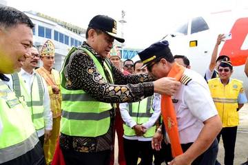 Penerbangan Perdana Wings Air Membawa 50 Penumpang