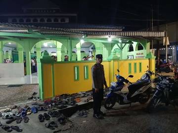 Polsek Tilamuta Gelar Pengamanan Sholat Tarawih di Masjid Al Munawaroh