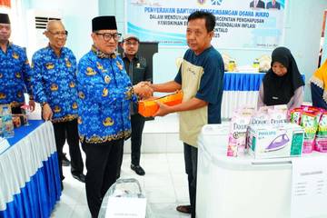 Pemkot Gorontalo Serahkan Bantuan Peningkatan Usaha Kecil Menengah 