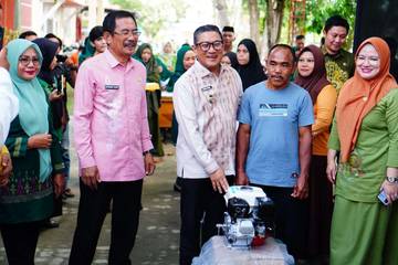 Pemkot Gorontalo Salurkan Bantuan Usaha Kepada Nelayan 